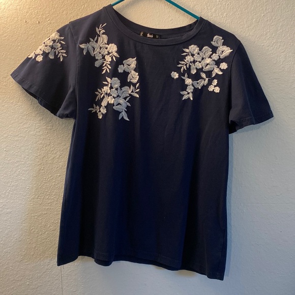 Navy blue flowy short sleeve with stitched flowers - Picture 1 of 2